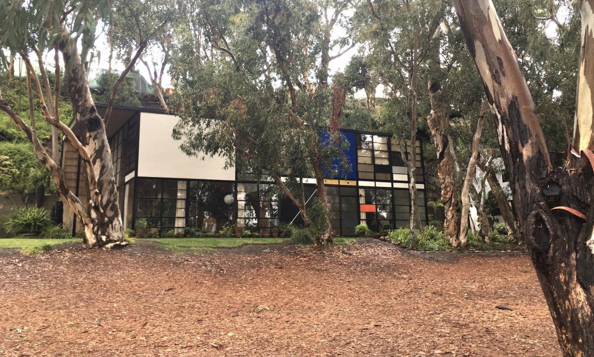 Photograph of the exterior of the Eames house.